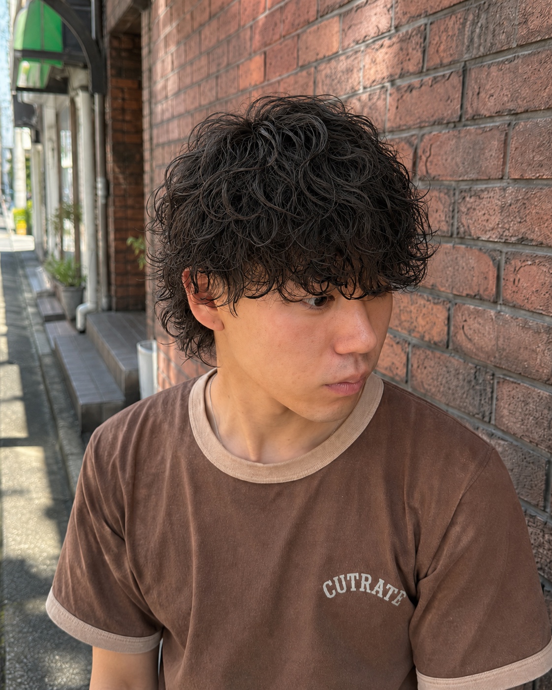 波巻きパーマの仕上がり。やわらかな波状の動きのあるメンズヘア