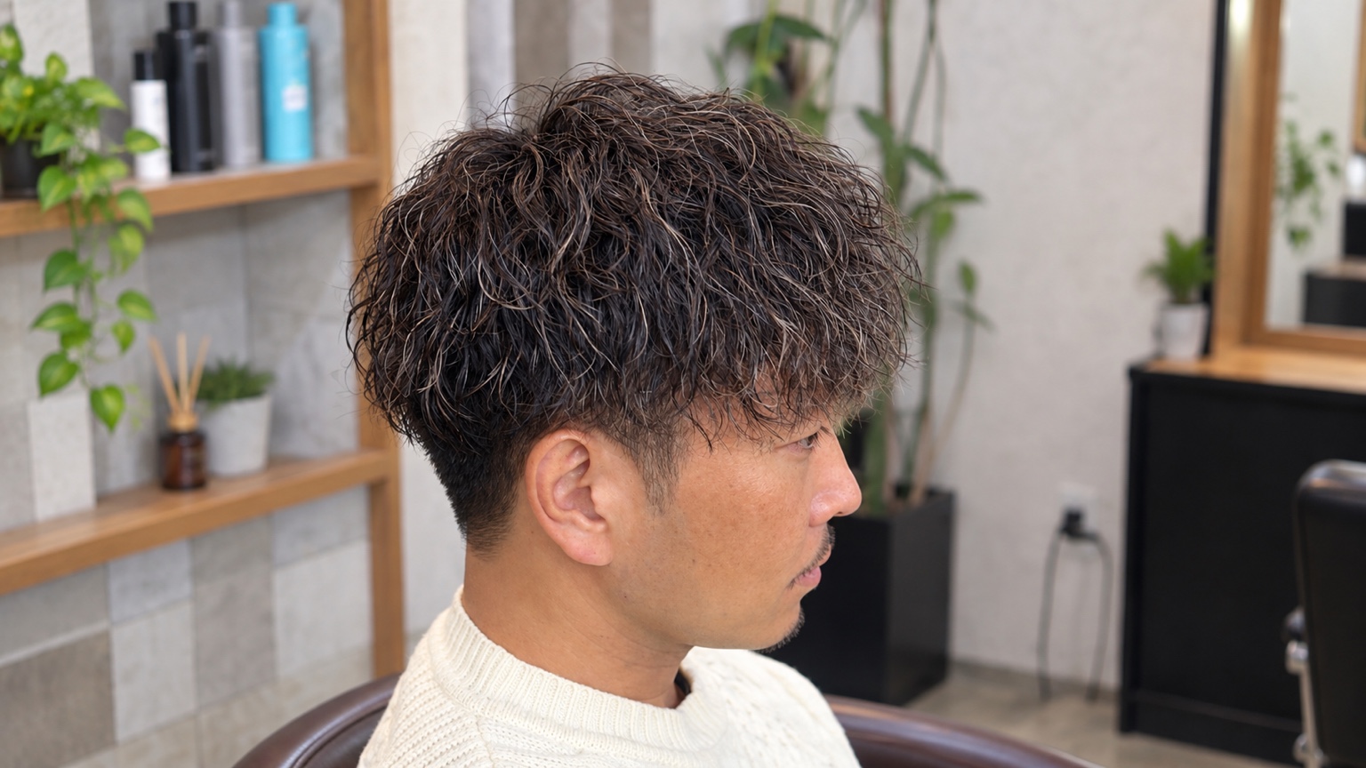 ツイストスパイラルパーマの仕上がり。束感と立体的な動きのあるメンズヘア