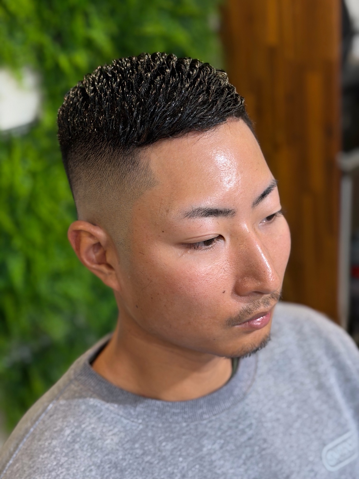 濡れパンのツヤと立体的な毛流れ、すっきりしたフェードカットの仕上がり