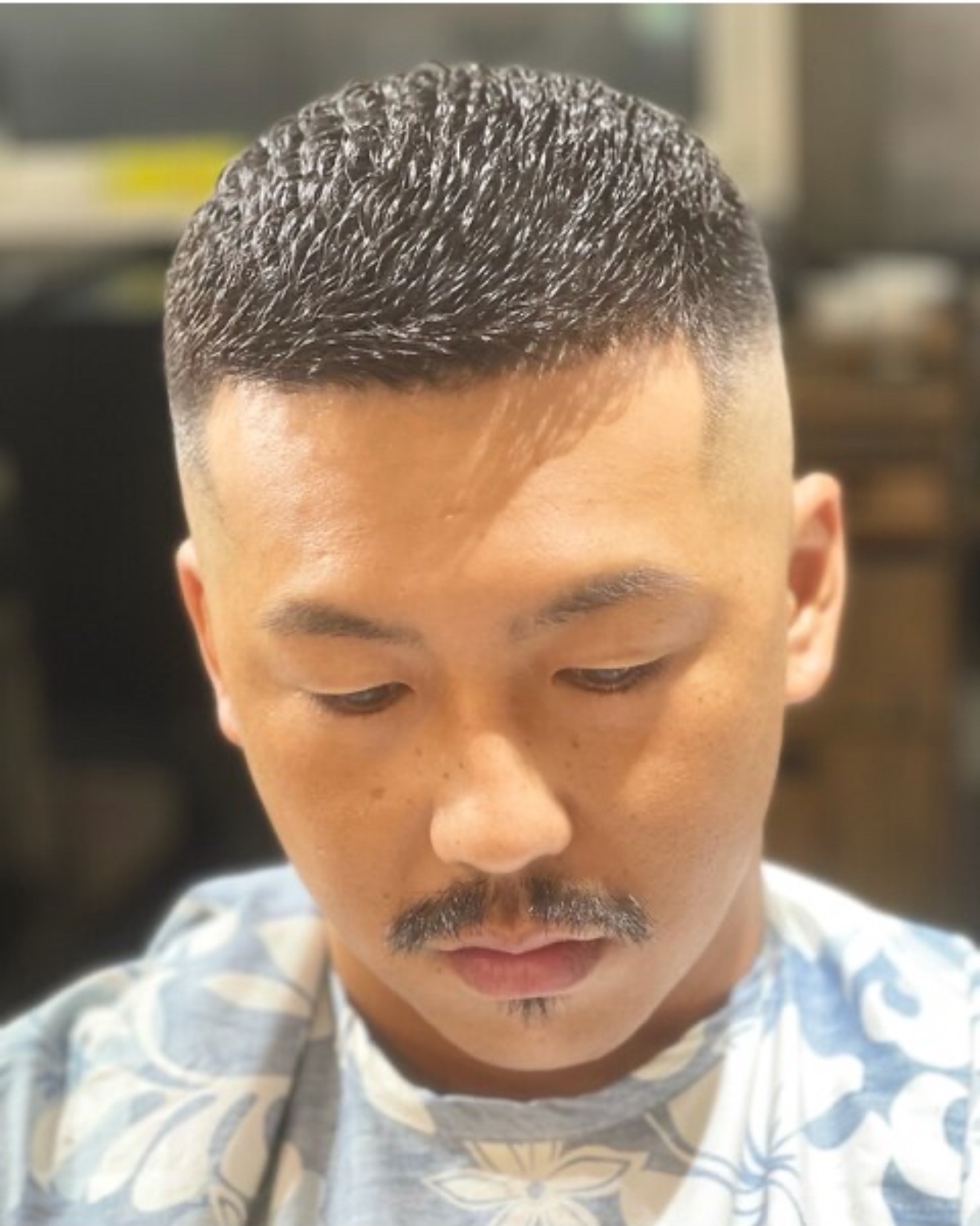 濡れパンとフェードカットの仕上がり。短髪の毛流れとすっきりしたサイド