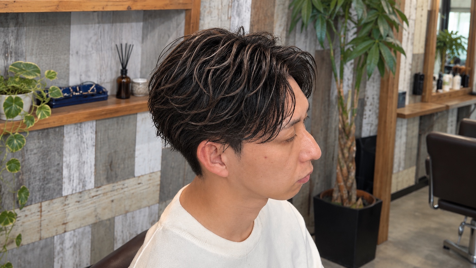 ナチュラルパーマの仕上がり。やわらかな毛流れと自然な立体感のあるメンズヘア